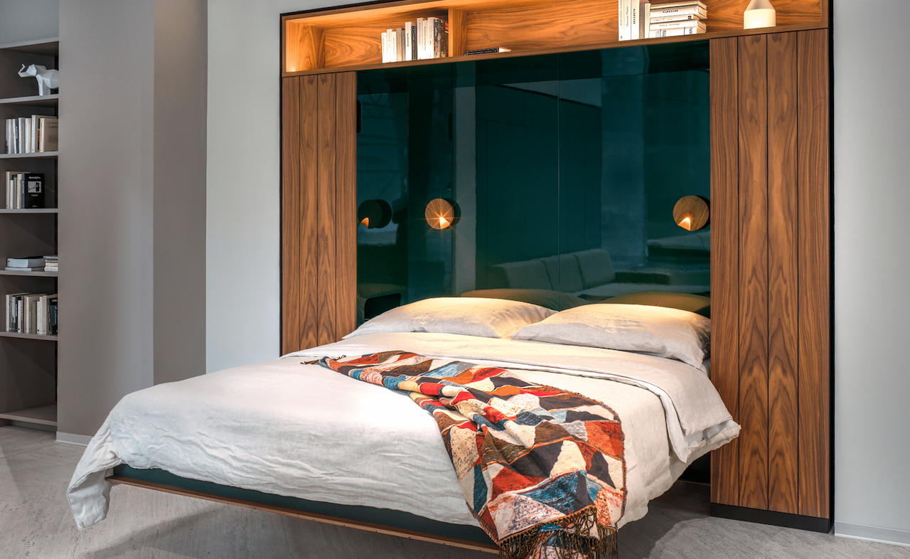 Modernes Schlafzimmer mit Holzregal, bequemem Bett und dekorativem Quilt